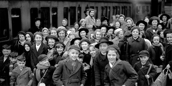 WW2 Evacuees arriving by Train Backdrop